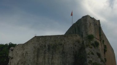 Mavi bulutlu arka planda antik bir kale. Yaratıcı. Taş kale, mimari ve tarih kavramının alt görüntüsü.