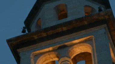 Büyük kule. Yaratıcı. İçinde parlak fenerler olan dev bir taş kule. Yüksek kaliteli FullHD görüntüler