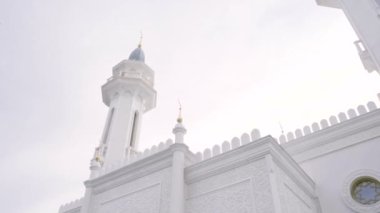 Yüksek yaldızlı kubbeleri olan büyük bir kilise. Mavi gökyüzü arka planında çeşitli dekorasyonları olan büyük beyaz bir kilise. Yüksek kaliteli FullHD görüntüler