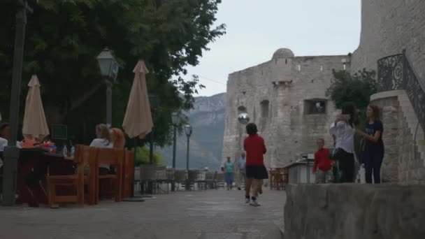 Grécia Atenas Junho 2022 Crianças Brincando Rua Dia Verão Criativa — Vídeo de Stock