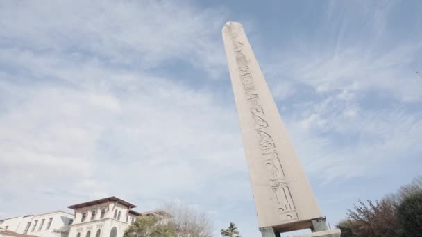 Obelisken Dikilitas Istanbul Börja Jättemonument Med Egyptiska Hieroglyfer Blå Molnig — Stockvideo