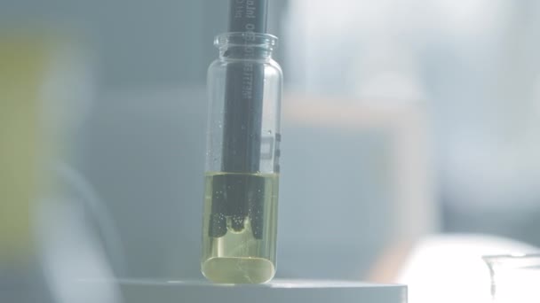 按摩用油的试管 一种带有黄色暗按摩油的透明小试管 高质量的4K镜头 — 图库视频影像