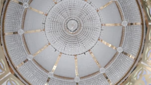 Énorme Chandelier Verre Bâtiment Blanc Avec Plafond Peint Sur Lequel — Video