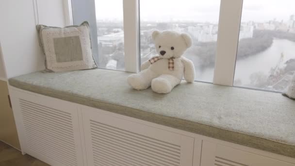 泰迪熊坐在装饰窗台上 可爱的白种人玩具熊靠近窗户 — 图库视频影像