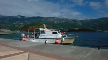 Yunanistan, Atina - 5 Haziran 2022: Turistler tekneyle kıyıdan uzaklaşıyorlar. Yaratıcı. Neşeli ve dost canlısı turistler kıyıdan tekneyle uzaklaşıyorlar. Turistler güneşli bir günde tekneyle rıhtımdan ayrılıyor..