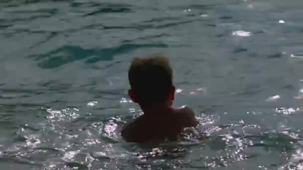 Çocuk Dalgalarla Denizde Yüzüyor Yaratıcı Oğlan Güneşli Havada Tek Başına — Stok video