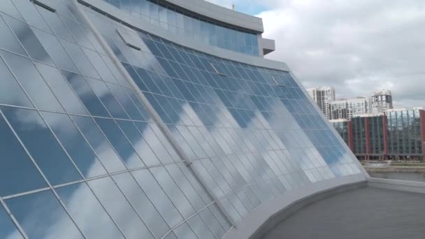 Moderne Kantoorgebouw Gevel Met Reflectie Voorraadbeelden Luchtfoto Van Een Glazen — Stockvideo