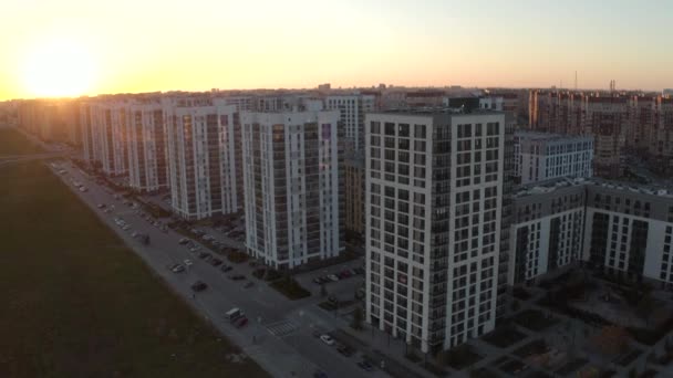 落日笼罩在典型的板砖式公寓楼上 库存录像 从空中俯瞰沉睡的城市上空美丽的日落 — 图库视频影像