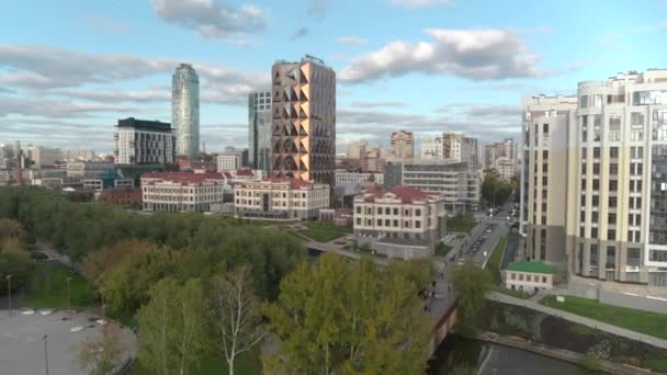 Letecký Pohled Krásné Město Výškovými Budovami Zelení Záběry Skladu Koncepce — Stock video