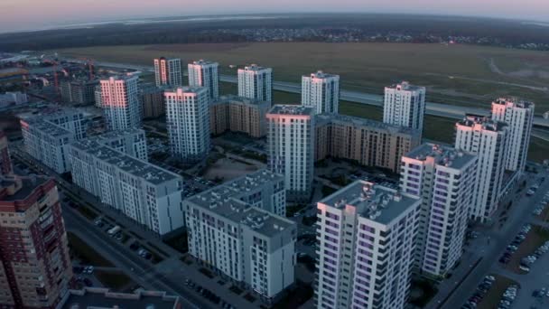 俯瞰美丽的城市 高楼大厦 绿意盎然 库存录像 城市化的概念 云天背景下的房屋 — 图库视频影像