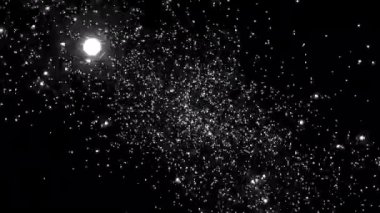 Kar fırtınasında düşen gerçekçi doğal kar taneleri. Tasarım. Siyah zemin üzerinde uçan beyaz kar tanecikleri, kış havası 