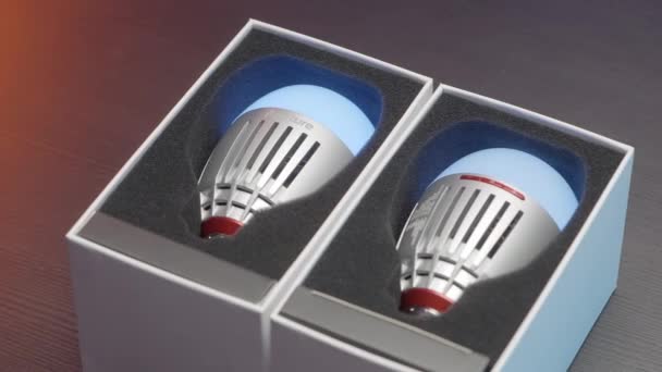 Крупный План Светодиодных Лампочек Начали Новые Лампочки Меняют Цвет Коробках — стоковое видео