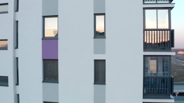 带有窗户的现代住宅建筑的顶视图 库存录像 带有窗户的住宅建筑的垂直通风 住宅建筑窗户的天空反光 — 图库视频影像
