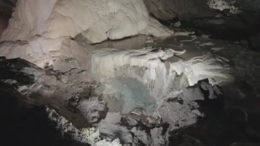 Mağaralardaki dizilimler. Başla. Düzeni olan güzel ışıklı mağara duvarları. Mağara koridorlarında sarkıtlar ve dikitler. 