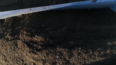 Toprak dolu bir kamyon. Sahne. İnşaat alanında toprak olan çöp kamyonunun en üst görüntüsü. İnşaat alanı ya da içi toprak dolu çöp kamyonları olan taş ocağı..