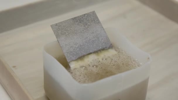 板材的化学检验 用金属板泡化学液体 与工厂部分的化学反应 工业实验室 — 图库视频影像