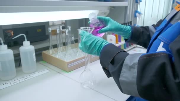 医学科学コンセプトとバイオテクノロジー研究室の背景 クリップ 化学物質を研究する女性科学者 — ストック動画