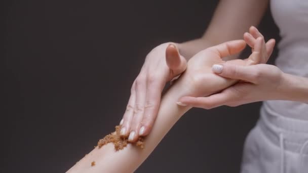 Zbliżenie Masażysty Tarcie Peeling Rękę Akcja Delikatne Ruchy Masażysty Rękę — Wideo stockowe