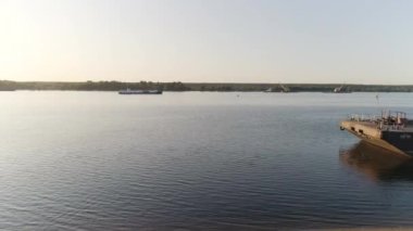 Nehir kıyısını gemilerle temizliyorum. Sahne. Mavnası ve kıyısı açık nehir manzaralı. Kazıcılar nehir kıyısını iskele için temizliyor.. 