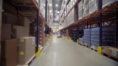 Rusya Moskova - 24 Şubat 2022 Palet raflarında karton kutular bulunan depo, lojistik merkezi. Yaratıcı. Raflardaki karton kutularla dolu büyük, modern bir depo.