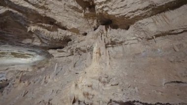 Mağaralardaki dizilimler. Başla. Düzeni olan güzel ışıklı mağara duvarları. Mağara koridorlarında sarkıtlar ve dikitler. 