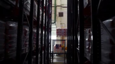 Rusya Moskova - 24 Şubat 2022: Büyük fabrika deposunun aralarına ışık kapatılmış olarak bakın. Yaratıcı. Kamera büyük bir mağazanın içinde dolaşır, lojistik konsepti. 