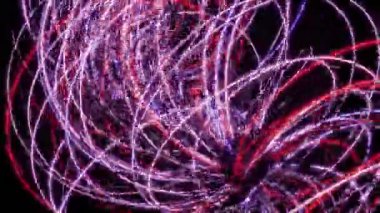 Siyah arka planda dönen renkli çizgiler girdabı. Tasarım. Karışık çizgilerin parlayan enerji girdabı. Enerji girdabı uzayda dönüyor ve parlıyor. 