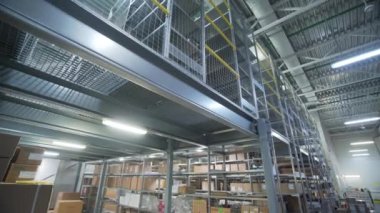 Paketlerle dolu bir depo. Yaratıcı. Paketlerin depolanması ve taşınması için yeni bir yer. Bir sürü rafı ve kutusu olan bir depo.. 