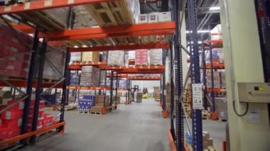 Rusya Moskova - 24 Şubat 2022: Büyük fabrika deposu içinde sıra sıra bakmak. Yaratıcı. Kamera büyük bir mağazanın içinde dolaşır, lojistik konsepti. 