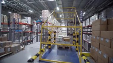 Moskova - Rusya, 04.20.2022: yüksek raflar ve raflar lojistik ambardaki üretim tesisi kutularıyla dolu. Yaratıcı. Depolama için sanayi deposu bitmiş ürünler ve yükleme için mallar