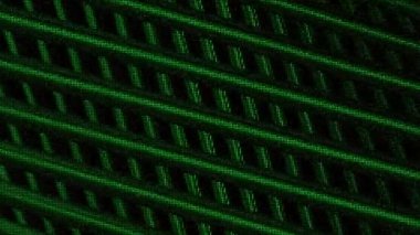 Siyah arkaplan üzerinde hareket eden 3D çizgileri olan Retro resim. Hareket. Hareketli çizgilerin geçmişe dönük görüntüsü olan ekran. Çapraz 3d ızgara çizgileri ve retro gürültülü arkaplan. 