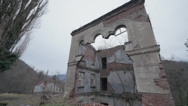 Разрушенное Старое Здание Лесу Начали Вид Разрушенных Стен Кирпичного Здания — стоковое видео