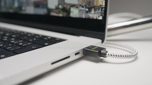 Close Van Usb Flashdrive Poort Aan Zijkant Van Een Laptop — Stockvideo