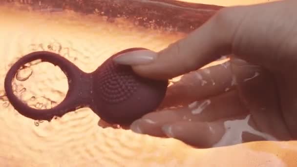 Крупный План Новой Современной Секс Игрушки Вибрирующей Водой Женской Руке — стоковое видео
