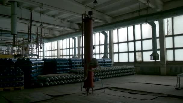 シフト後の重工の工場の研修会の内部を見ます クリップ 金属管が付いている暗い空の大きい研修会 — ストック動画