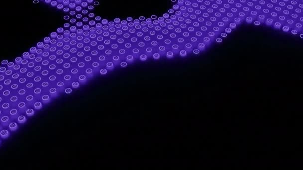 黒い背景 シームレスなループで隔離された小さなビットコインアイコンの抽象的な異常な回転フィールド デザイン ラウンドビットコインシンボルの表面 — ストック動画