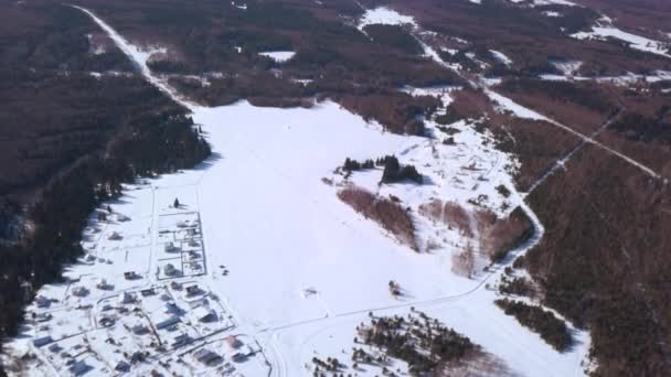 Vista Superior Del Campo Blanco Con Pueblo Bosque Invierno Clip — Vídeos de Stock