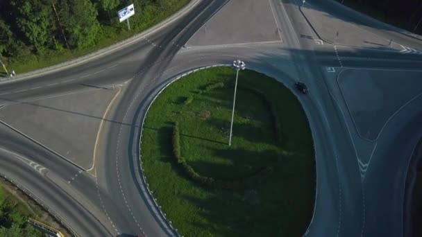 緑色の芝生で装飾された市道を走行するドローンからの空中視界 クリップ 市街地の上を飛行する — ストック動画