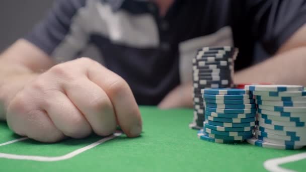 Κοντινό Πλάνο Του Ανθρώπου Που Παίζει Πόκερ Πάμε Άνθρωπος Χέρι — Αρχείο Βίντεο