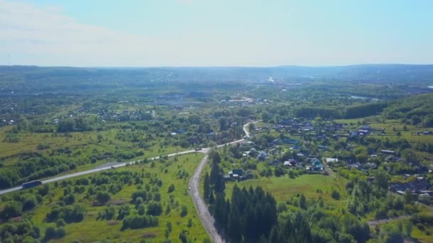 Pemandangan Utama Jalan Dan Kota Lembah Hijau Jepit Jalan Menuju — Stok Video