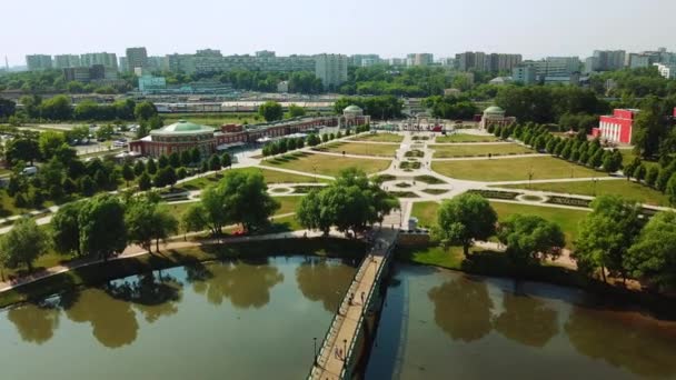 在一个有一个小池塘的城市公园里的花树 在空中俯瞰绿色的灌木丛和树木 夏天的城市装饰 — 图库视频影像