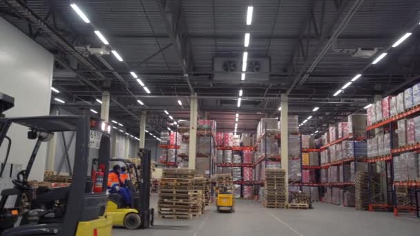 Russia Moscow February 2022 Forklift Truck Moving Large Metal Shelves — Stock Video