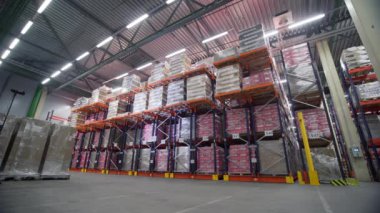 Rusya Moskova - 24 Şubat 2022: Paketlenmiş mallarla birlikte ticari deponun içine bakın. Yaratıcı. Yeni modern depolama evi