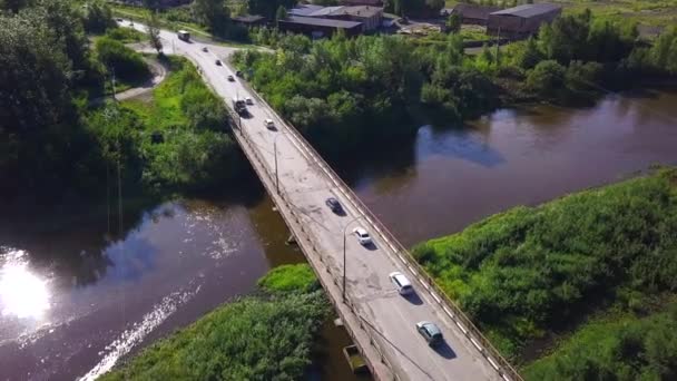 Vista Aérea Uma Ponte Com Carros Condução Acima Rio Natureza — Vídeo de Stock