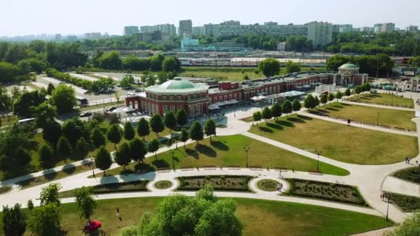 近代都市の背景にある公園のある宮殿のトップビュー クリエイティブ 晴れた夏の日に庭園を持つ美しい国立宮殿 ツァルカプノ 博物館 リザーブ — ストック動画