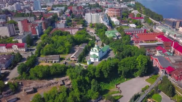 Luftaufnahme Eines Sommerlichen Stadtviertels Mit Kirche Und Häusern Clip Schöne — Stockvideo