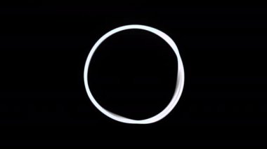 Dalga kenarlarıyla daire çiz. Hareket. Daire şeklinde şık minimalist dengeleyici. Çember titreşir ve müzik tarzı dengeleyici ile hareket eder. 