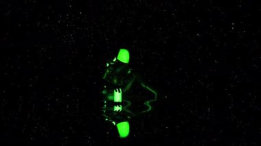 Gelecekçi 3D aygıt karanlıkta parlıyor. Tasarım. Karanlık uzayda cücelerle parıldayan korkunç bir nesne. Kozmik biyolojik yaratılış uçan parçacıklarla parıldıyor. 