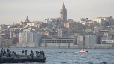 Parlak manzara. Eylem. İnsansız hava aracından, teknelerin yüzdüğü nehre, güzel tarihi kiliselere, evlere ve çeşitli kulelere kadar güzel bir manzara. Yüksek kalite 4k