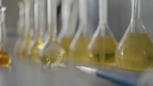 Хімічна Лабораторія Дія Яскраві Різні Хімічні Елементи Склі Які Змішуються — стокове відео